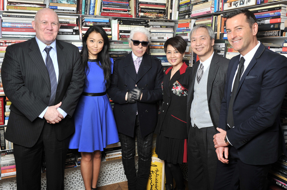 卡爾拉格斐Karl Lagerfeld(左三)及澳博常務董事梁安琪(右三)于法國Karl Lagerfeld酒店内簽屬合約